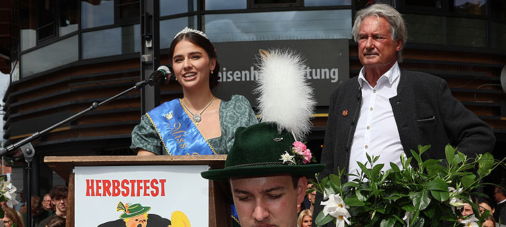 Miss Herbstfest 2025 Eva Maria Bachmaier bei der Eröffnung des Herbstfest Rosenheim 2025 (©Foto: Martin Schmitz)
